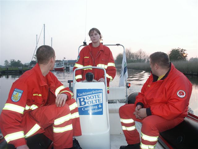 Montags�bung der DLRG  im Vareler Hafen
