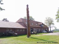 Nationalpark-Haus Dangast und friesischer Totem von Wolfgang Half